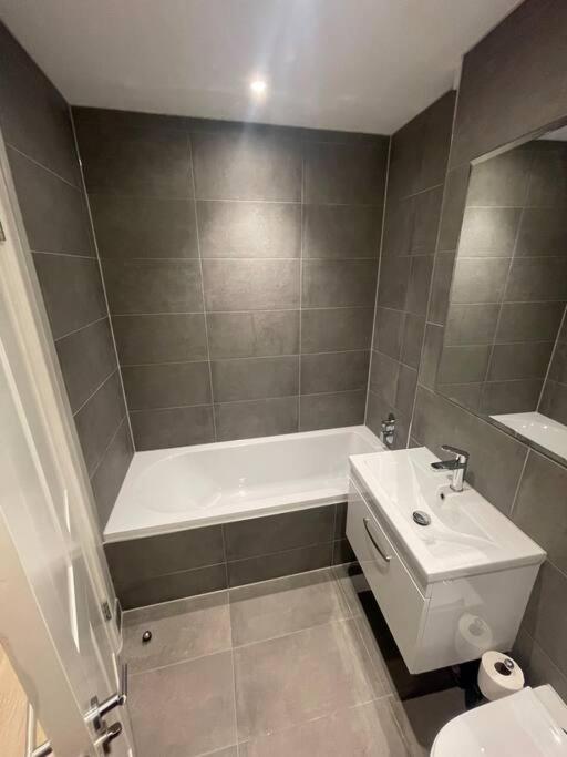 Appartamento Marvellous New Build 2 Bed Flat - 1 Ophelia Court Epsom Esterno foto