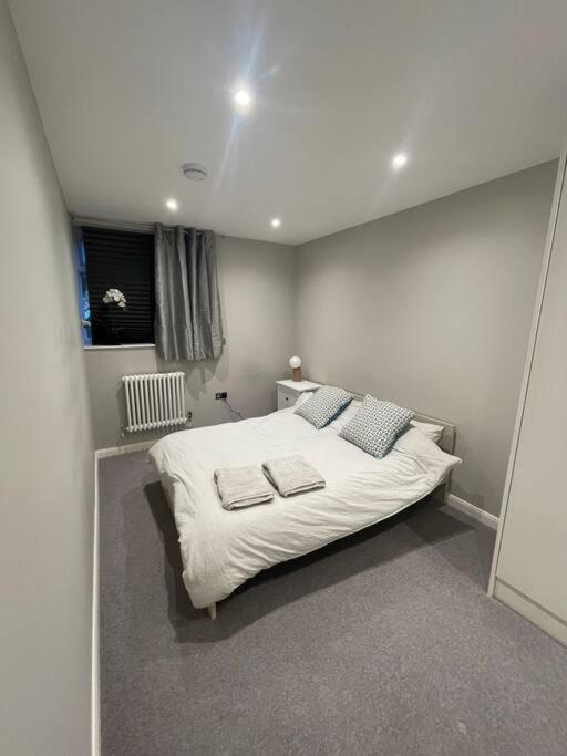 Appartamento Marvellous New Build 2 Bed Flat - 1 Ophelia Court Epsom Esterno foto