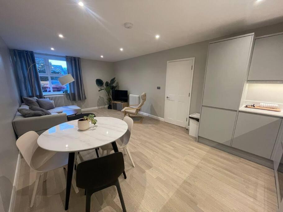 Appartamento Marvellous New Build 2 Bed Flat - 1 Ophelia Court Epsom Esterno foto