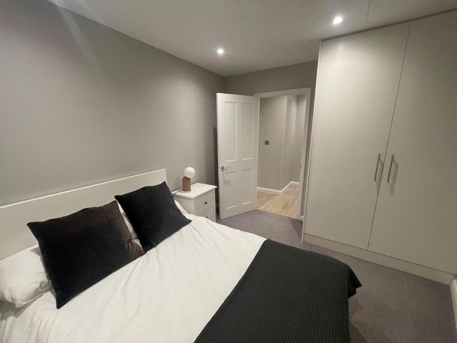 Appartamento Marvellous New Build 2 Bed Flat - 1 Ophelia Court Epsom Esterno foto