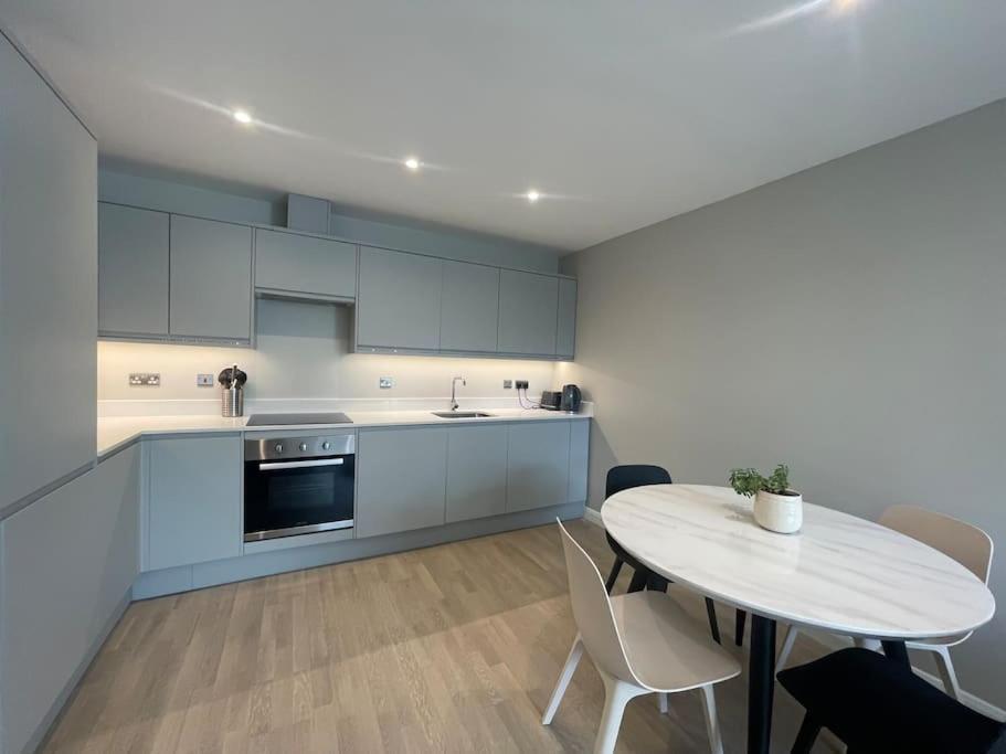 Appartamento Marvellous New Build 2 Bed Flat - 1 Ophelia Court Epsom Esterno foto