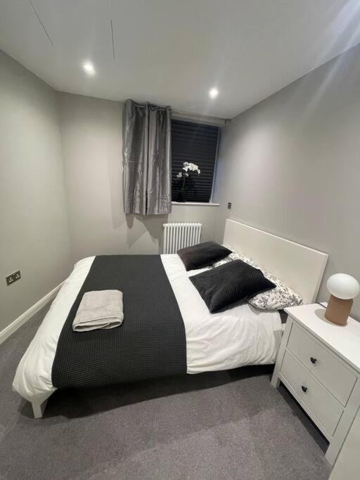 Appartamento Marvellous New Build 2 Bed Flat - 1 Ophelia Court Epsom Esterno foto